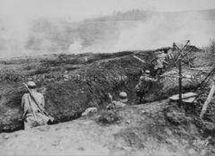 Beschuss deutscher Soldaten im Schützengraben an der Westfront