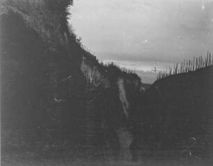 Schlucht : Ein Mann vor einem Weg durch eine Schlucht