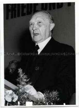 Konrad Adenauer spricht auf dem Parteitag der CDU in Berlin