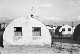 Berlin. Nissen-Hütten (1945/1948) am S-Bahnhof Hohenzollerndamm