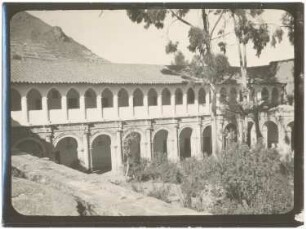 Wallfahrtskirche von Copacabana mit Eucalypten und Cantuta-Sträuchern