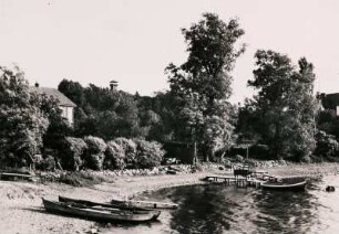 Bucht am Plöner See bei Plön. Boote liegen am Strand bzw. am Anlegesteg