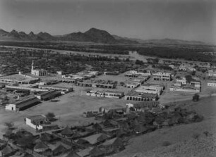 Die Stadt Agordat : Basar und Moschee der Stadt Agordat. Im Hintergrund die Berge von Caianaic
