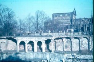 Dresden-Altstadt. Zwinger. Blick über die zerstörte Bogengalerie am Wallpavillon zum Opernhaus