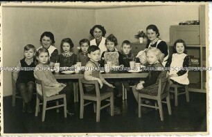 Kindergartenkinder mit drei Erzieherinnen
