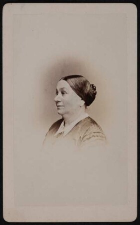 Porträt Maschinka Schubert-Schneider (1815-1882; Sängerin). Albuminabzug auf Karton (Carte-de-visite mit Atelieraufdruck verso)