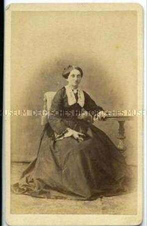 Sitzende Frau im dunklen Kleid, Carte de Visite