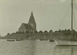Kirchdorf (Poel), Blick über den Hafen zur Dorfkirche