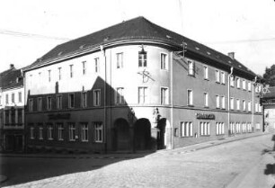 Roßwein, Niedergraben 1. Sparkasse und Stadtbank (1837, Umbau 1937). Eckansicht Dresdner Straße, Döbelner Straße mit Statuen "Der schaffende Vater" und "Die weise schaltende und waltende Mutter"