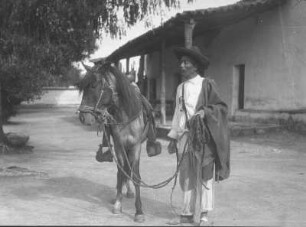 In Mitla : Mann mit Pferd vor einem Gebäude