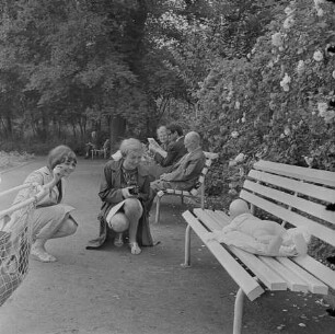 Zwei Frauen mit Baby im Volkspark Friedrichshain, Ende 1960er Jahre. SW-Foto © Kurt Schwarz.