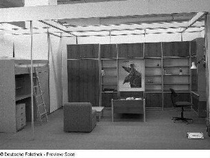 Jugendzimmer (Modell 718) : Ausstellungskoje des VEB Möbelkombinat Dresden-Hellerau mit Jugendzimmer (Modell 718)