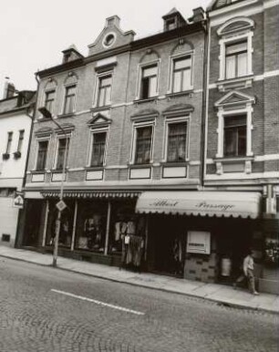 Markneukirchen, Wohnhaus mit Laden : Markneukirchen (Vogtlandkreis), Wohnhaus mit Laden, Bismarckstraße 1, um 1900, Straßenansicht