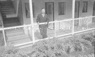 Selbstversenkung des Hochseepassagierdampfers "Columbus" am 19. Dezember 1939, Besatzungsangehörige im Internierungslager auf Angel Island, Kalifornien, rauchender Mann auf einer Veranda