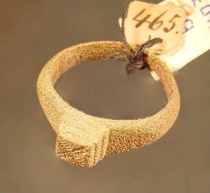 Fingerring mit undeutlichen Zeichen