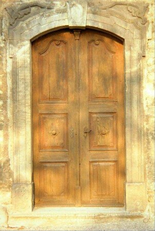 Türgewände und Tür im Langhaus der Kirche