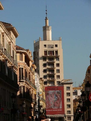 historischen Wohnhochhaus im Zentrum mit Hinweis auf eine Picasso-Ausstellung