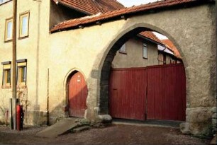Hofzufahrt Nr. 5 mit Mauer, Tor und Personenpforte