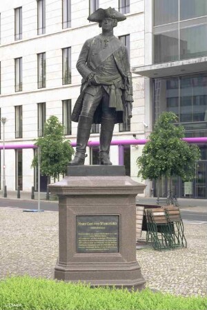 Bronzestandbild von Hans Carl von Winterfeld; Berlin, Mitte