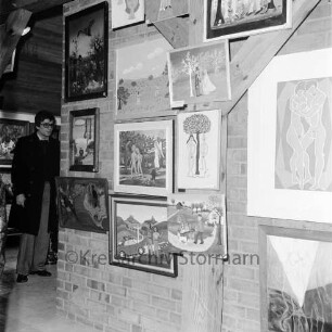 Rade: Museum Rade im Naturpark Oberalster: Ausstellung "Adam und Eva" von Laienmalern: vorn rechts Wand mit Gemälden: links daneben Besucher