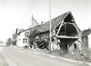 Moritzburg-Steinbach, Dorfstraße 1. Ehemaliger Gasthof mit Saalanbau (1851/1900). Ruinöses Nebengebäude