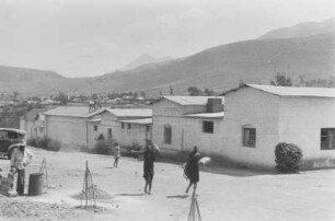 Blick über eine Landschaft : Blick aus der Stadt Mbeya in Richtung eines Berges