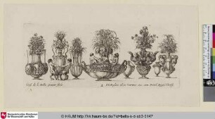 Acht Vasen unterschiedlicher Ausfertigung; im Zentrum eine Schale, in der drei Figuren spielend posieren