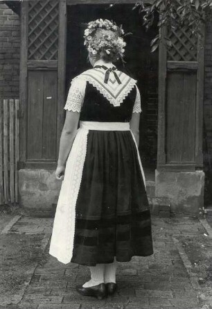 """Halbdeutsche"" Schleifer Tracht aus Rohne, Brautjungfer" : Kleidung - Schleifer Tracht. Ort: Rowno / Rohne. "Halbdeutsche" Schleifer Tracht. Brautjungfer (družka) erster Tag nachmittags.