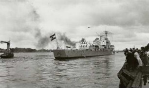 Leichter Kreuzer (Königsberg-Klasse) der Reichsmarine dicht unter Land : Swinemünde. Leichter Kreuzer (Königsberg-Klasse) der Reichsmarine dicht unter Land