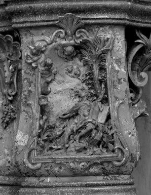 Maurusaltar — Relief der Predella: Der Evangelist Johannes schreibt auf Patmos