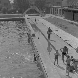 Das Schwimmbad in Sofia inmitten der Arbeitersiedlung