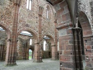 Totenkirche (Romanische Gründung)-Langhaus Innen-Sicht aus Seitenschiff Süd durch Arkaden auf Langhaus Nordwand (mit Diensten und Obergaden) sowie Seitenschiff Nord