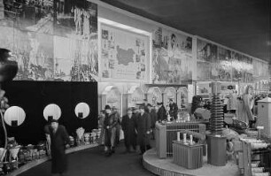 Messebesucher beim Betrachten von technischen Anlagen und Transformatoren in der Ausstellungshalle Bulgariens