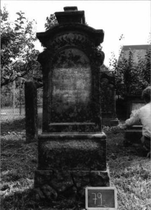 Grabstein 79 (Index: 100081412) Zustand: zerbrochen Maße HxBxT: 170x57x23 cm: Grabstein 79