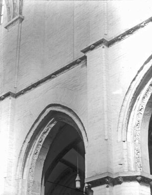 Gniezno / Gnesen, Kathedrale Mariä Himmelfahrt und St. Albert, Detail der Wandgliederung im Langhaus
