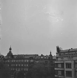 Blitze über den Dächern von Berlin