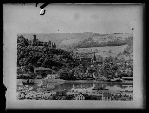 Blick von Kreuzwertheim über den Main (darauf zwei Dampfschiffe bzw. Kettenschlepper) nach Wertheim auf Altstadt und Burg