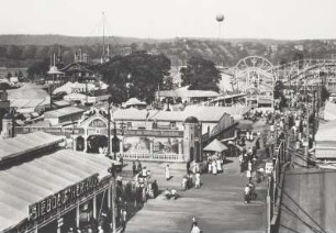 Dresden-Johannstadt. Vogelwiese am Elbufer. Ansicht mit Zirkus "Liliput", Karussells und Riesenrad