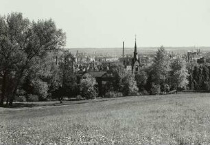 Dresden-Plauen. Blick vom Bienertpark über die Auferstehungskirche nach Nordosten