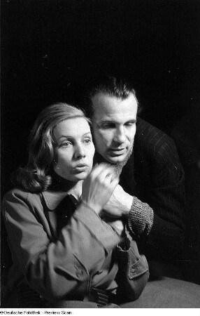 Szenenbilder aus dem Drama "Die Illegalen" von Günther Weisenborn am Hebbel-Theater Berlin : Szene mit Ernst Wilhelm Borchert (rechts) und Lu Säuberlich (links)