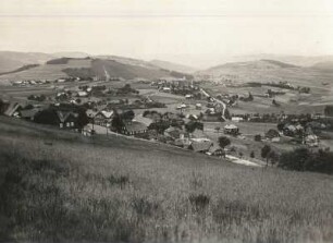 Klingenthal-Sachsenberg : Blick über Obersachsenberg nach Schwaderbach, Aschberg