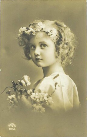 [Ein Mädchen mit Blumenkranz]