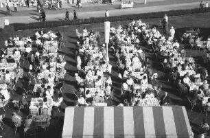 Travemünde: Cafégarten vor dem Casino, von oben mit Promenade und Meer