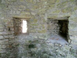 Stadtbefestigung - Ansicht im Südsüdwesten - Rundturm (teilrekonstruiert) - Innenraum mit Schießscharten zur ehemaligen Feldseite