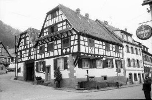 Oberbronn: Fachwerkhäuser und Brunnen