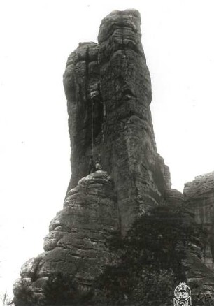 Sächsische Schweiz, Rathener Gebiet. Talwächter. Seilschaft Karl Ullrich im Ausstiegsriß des Pfeilerweges (V)