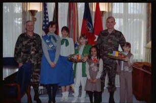 Fotografie: Besuch der Girl Scouts in den Lucius D. Clay Headquarters in Berlin-Dahlem