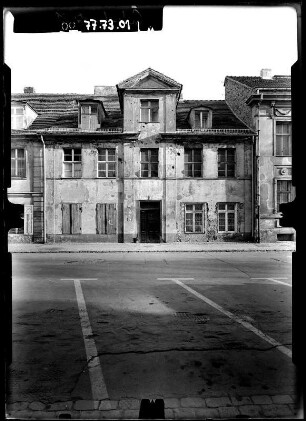 Potsdam, Gutenbergstraße 1. Wohnhaus. Straßenfront