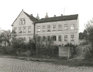 Dresden-Strehlen, Dohnaer Straße 1 und 3. Ehem. Dreiseithof und Wohnhaus (um 1820). Straßenansicht von Südwest