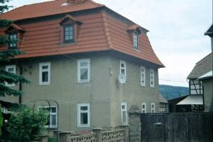 Haus mit neugedecktem Mansardendach